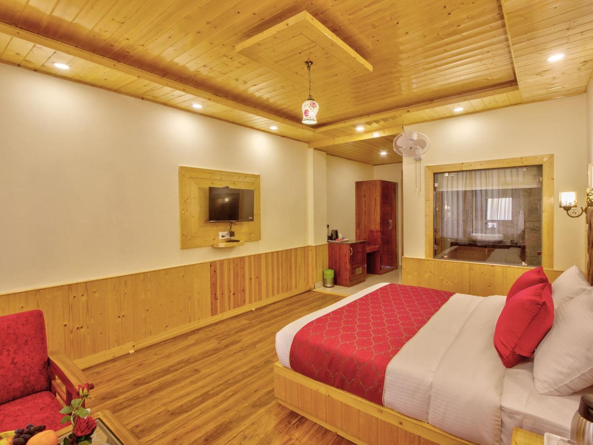 Отель Swastik Grand Manali Экстерьер фото