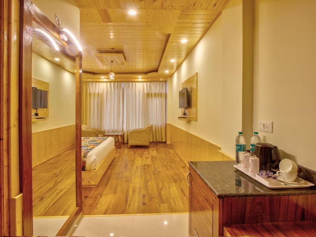 Отель Swastik Grand Manali Экстерьер фото