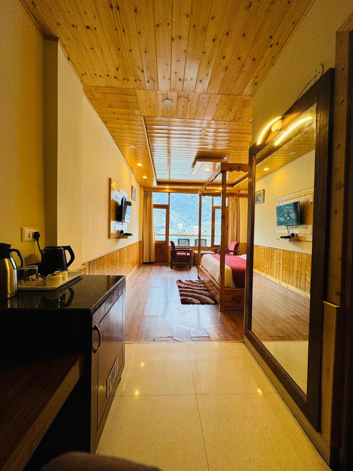 Отель Swastik Grand Manali Экстерьер фото