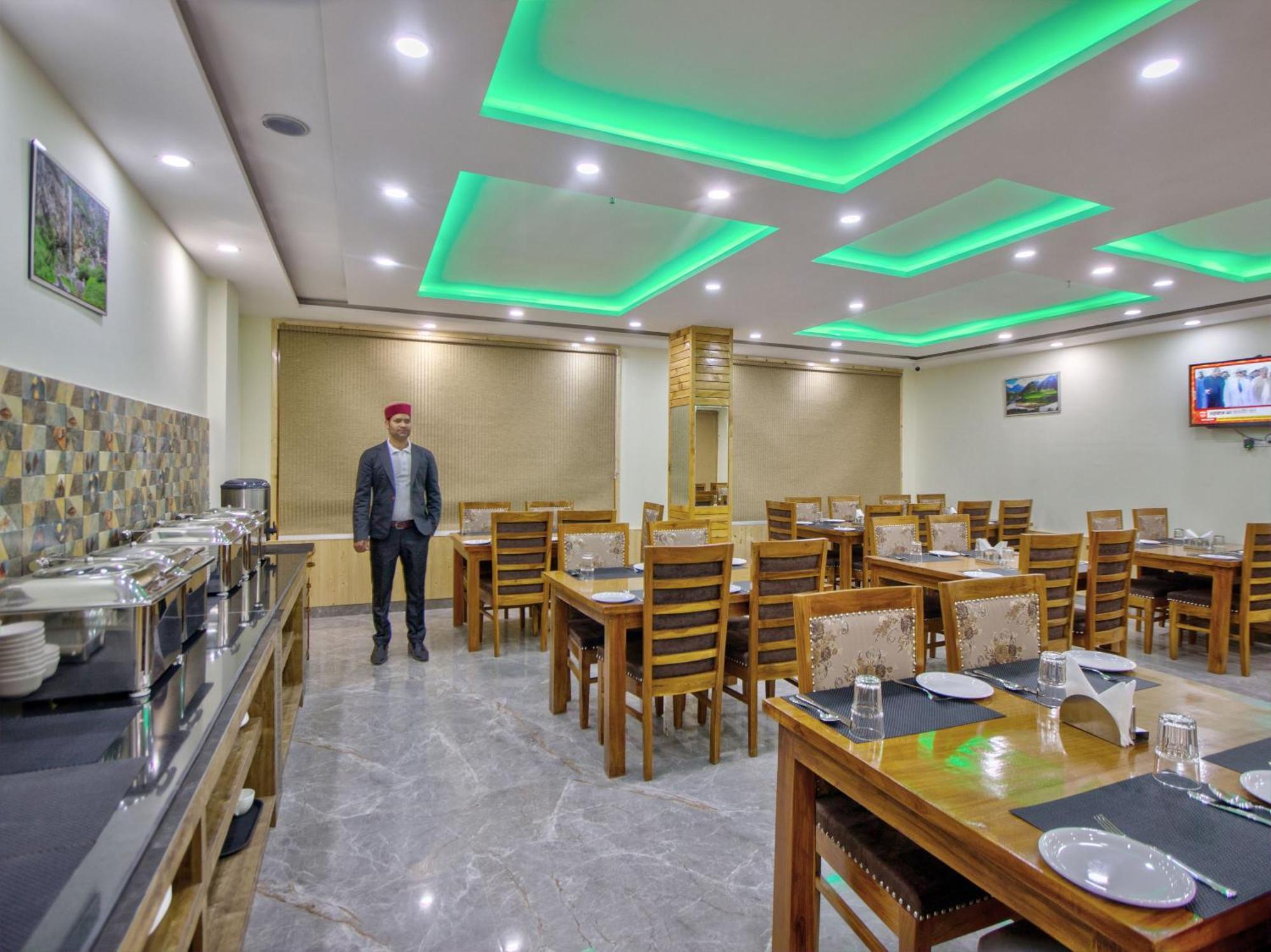 Отель Swastik Grand Manali Экстерьер фото