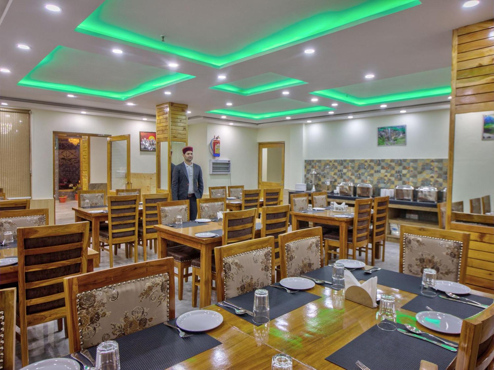 Отель Swastik Grand Manali Экстерьер фото