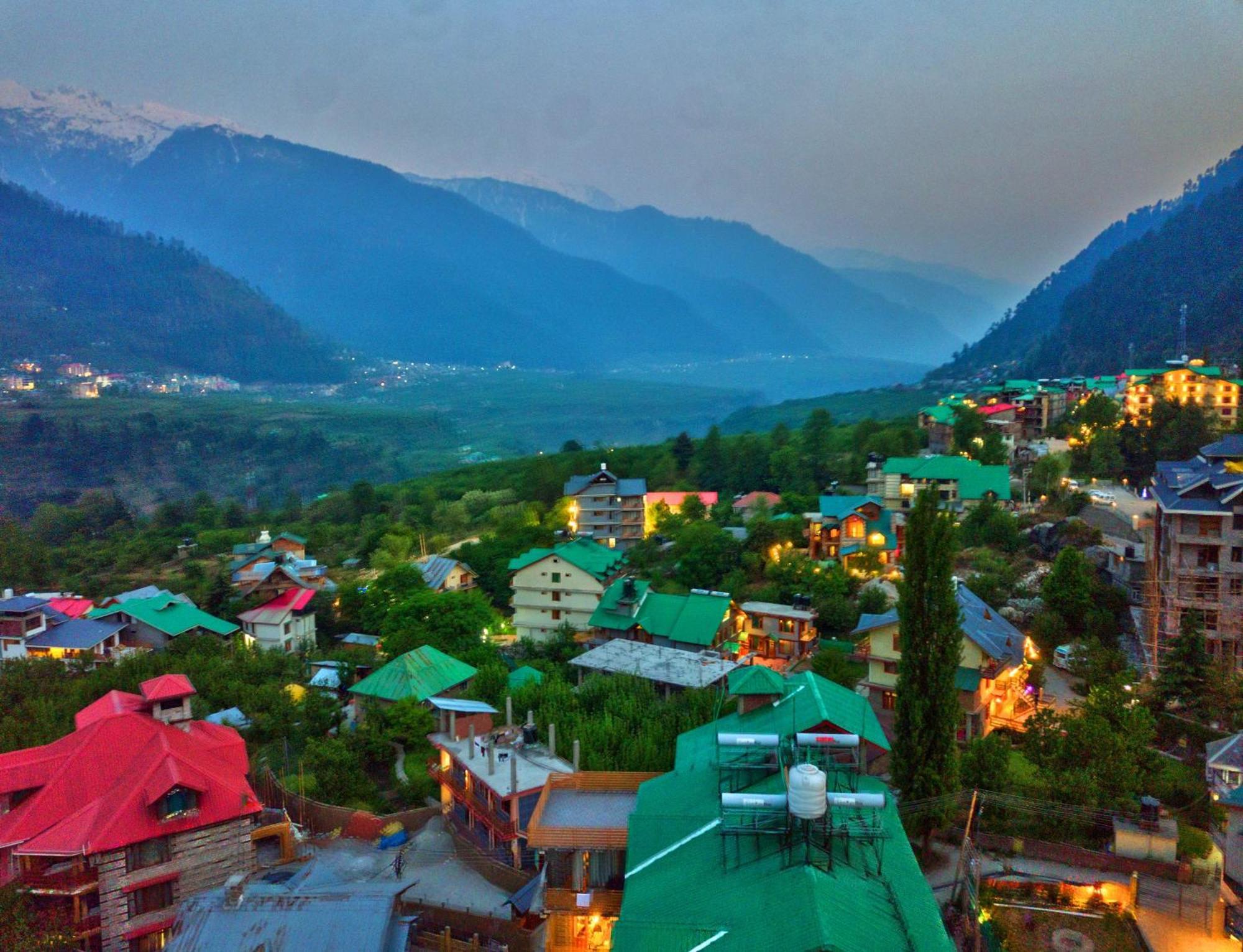 Отель Swastik Grand Manali Экстерьер фото