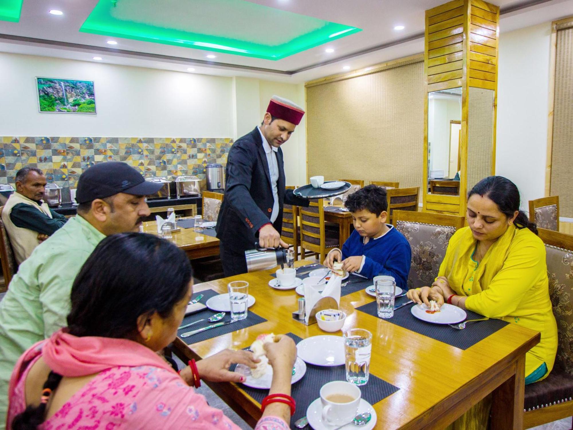 Отель Swastik Grand Manali Экстерьер фото