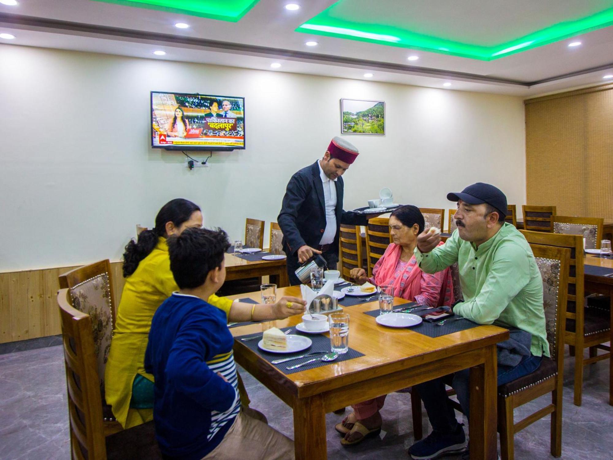 Отель Swastik Grand Manali Экстерьер фото