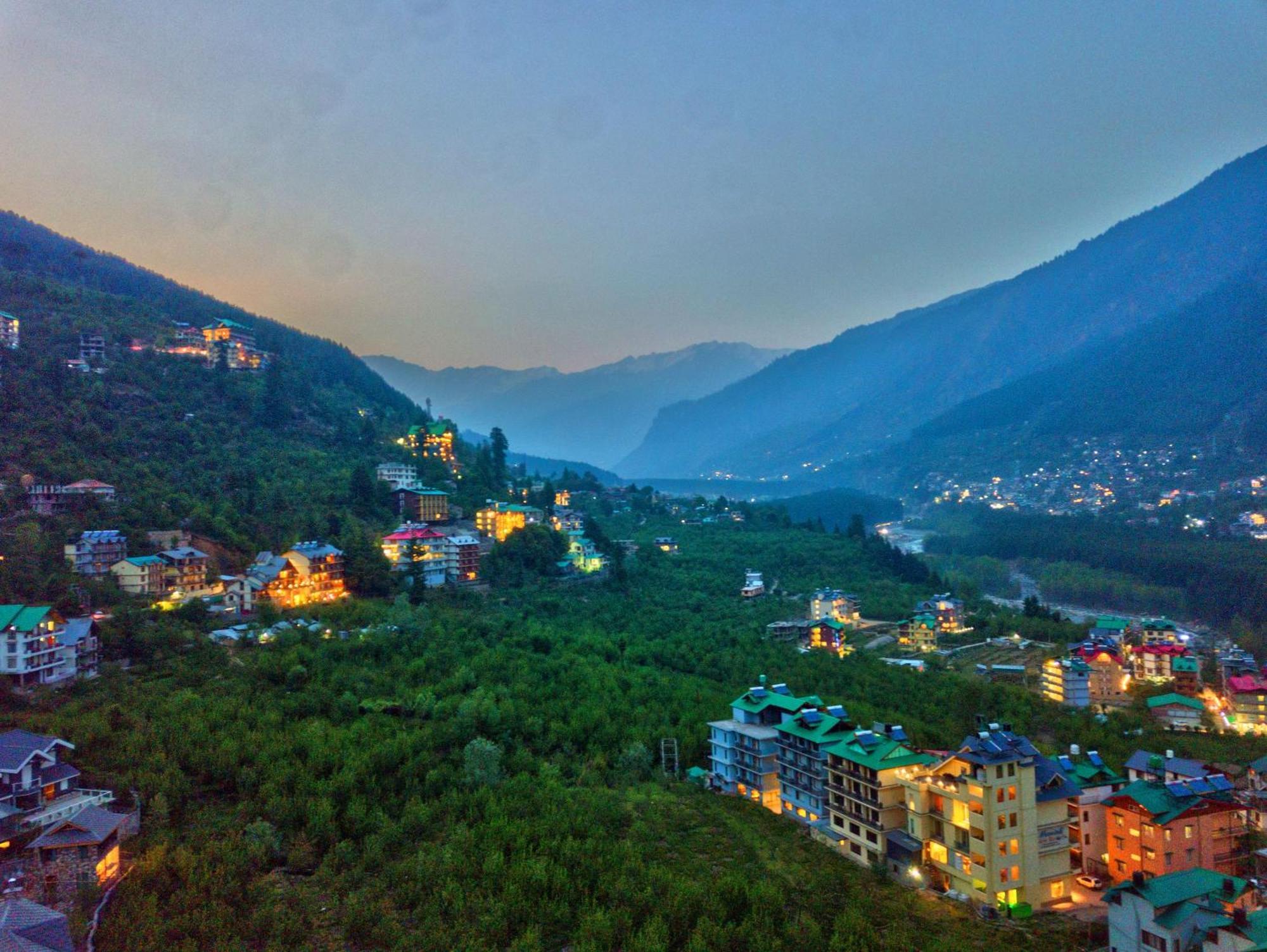 Отель Swastik Grand Manali Экстерьер фото